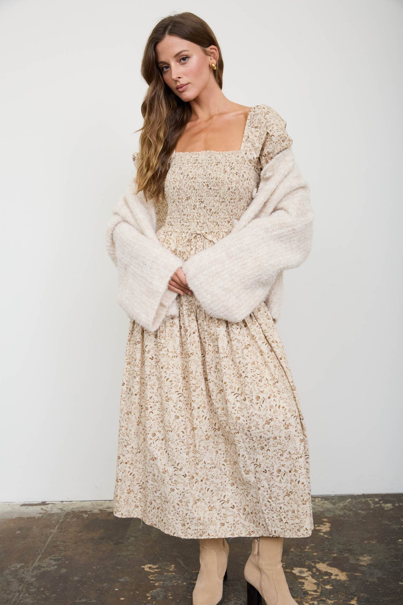 MINE - FLORAL SMOCKED SQUARE NECK PUFF SLEEVE MIDI DRESS: BROWN