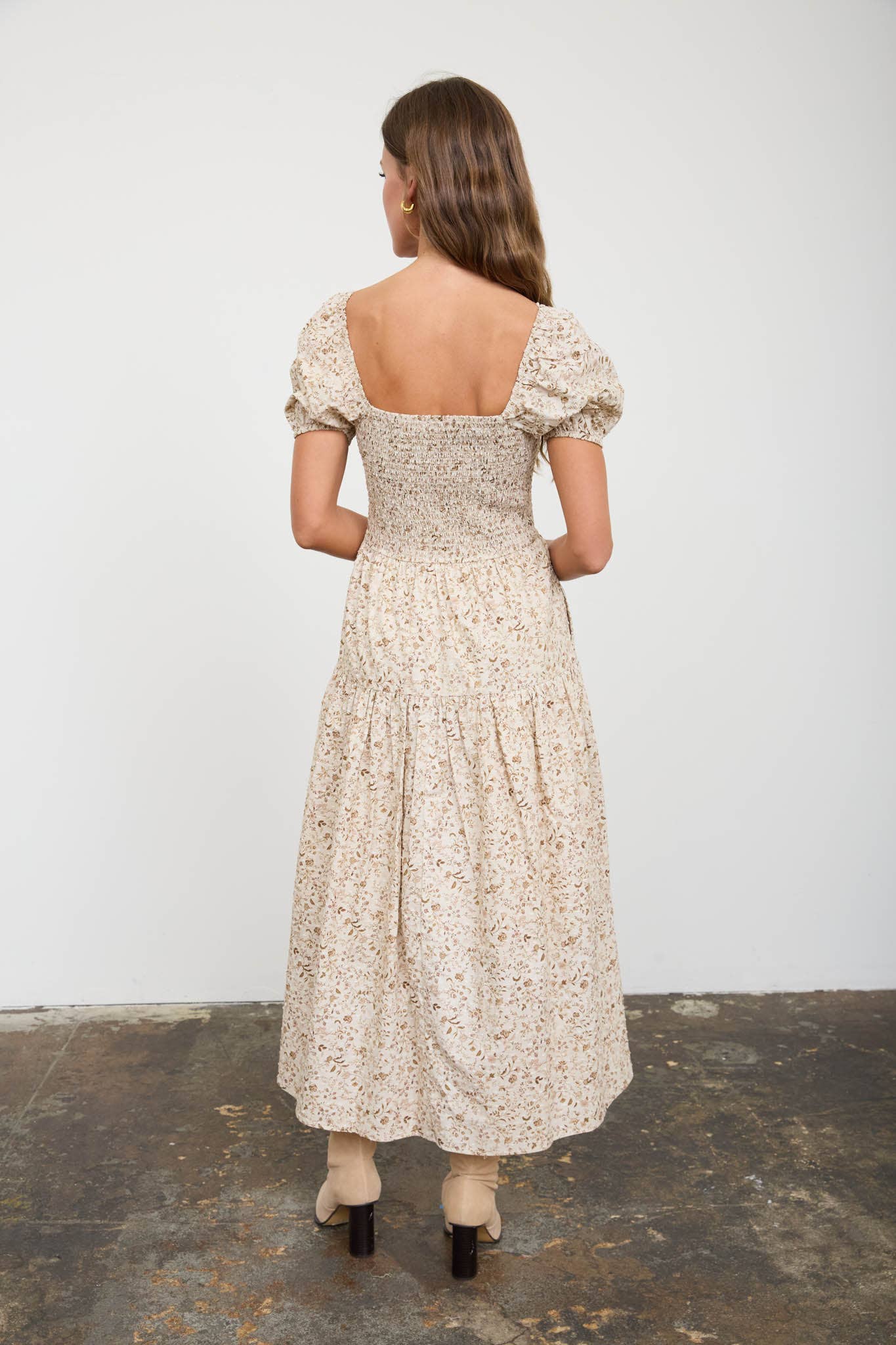 MINE - FLORAL SMOCKED SQUARE NECK PUFF SLEEVE MIDI DRESS: BROWN