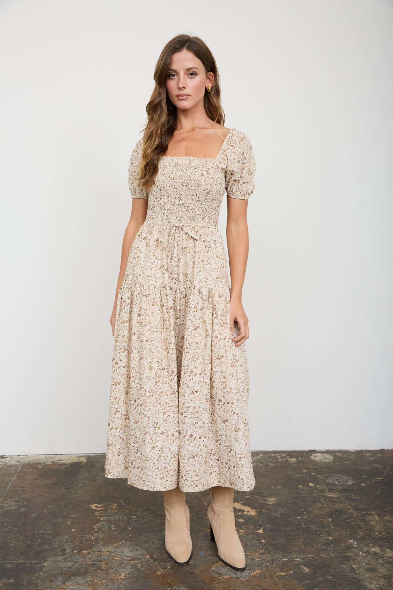 MINE - FLORAL SMOCKED SQUARE NECK PUFF SLEEVE MIDI DRESS: BROWN