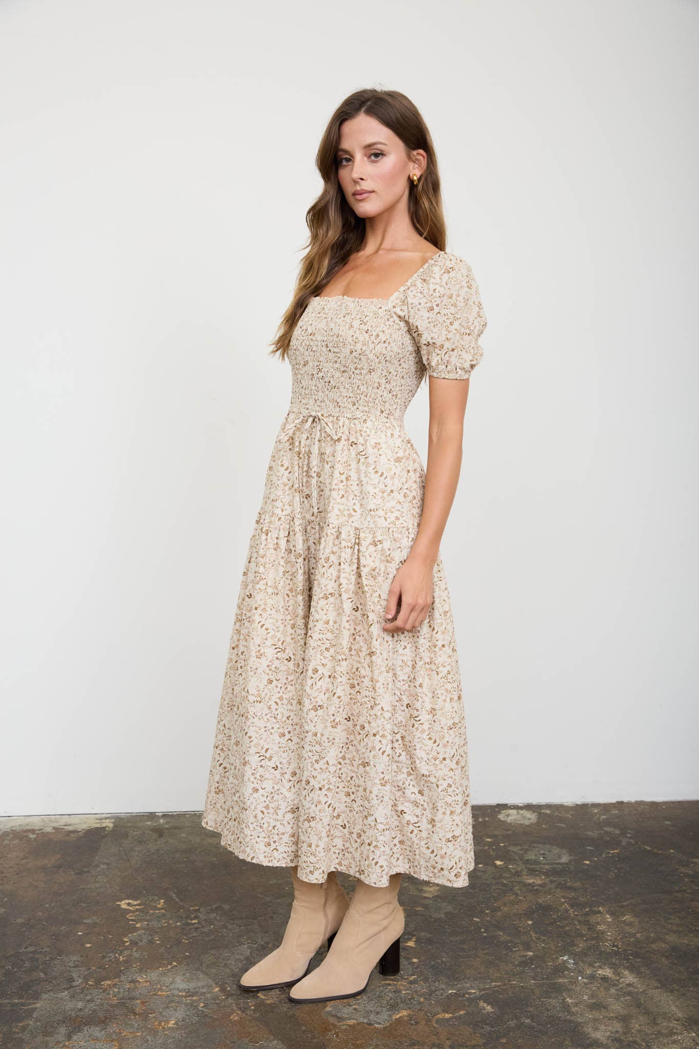 MINE - FLORAL SMOCKED SQUARE NECK PUFF SLEEVE MIDI DRESS: BROWN