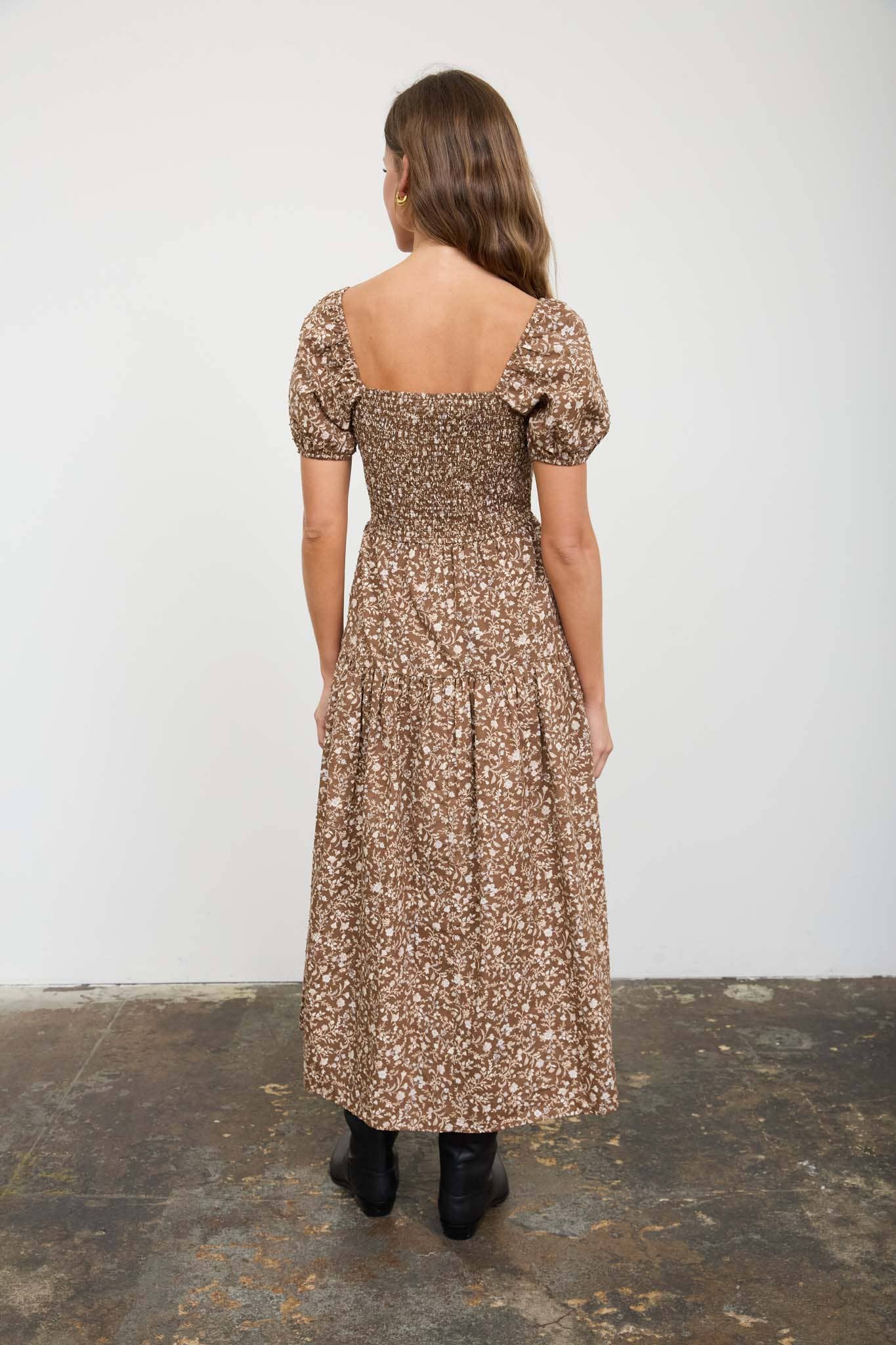 MINE - FLORAL SMOCKED SQUARE NECK PUFF SLEEVE MIDI DRESS: BROWN